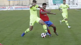 Un jugador del Teruel lucha por un balón ante el Barcelona B.