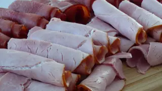 El jamón cocido y la pechuga de pavo son dos alimentos muy cotidianos en cualquier nevera.