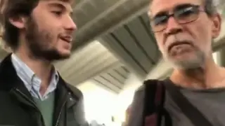 Dos jóvenes seguidores de Vox abordan a Willy Toledo en la estación de Atocha.