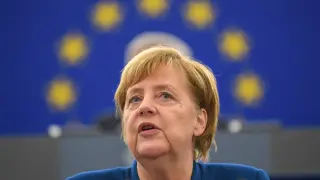 La canciller alemana, Angela Merkel, ofrece un discurso en el Parlamento Europeo en Estrasburgo.