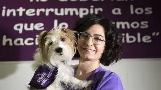 Lidia Nicuesa posa con Cini, su perra de alerta médica.