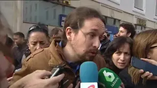 Pablo Iglesias atendiendo a los medios
