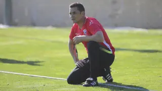 Francisco observa de rodillas un entrenamiento.