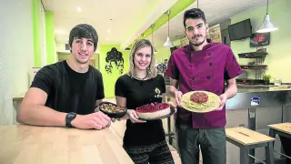 Guillén González, Cristina Sancho y Fermín Larrea, presentando los platos veganos del restaurante A Flama.
