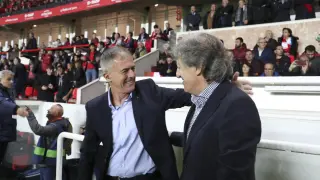 Alcaraz, el pasado lunes en Tarragona, saludando a Enrique Martín (entrenador del Nástic) antes del inicio del partido que ganó el Real Zaragoza por 1-3.