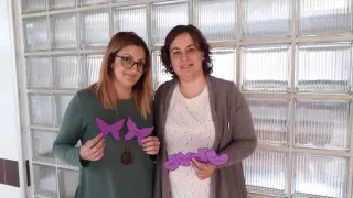 Susana Martínez y Beatriz Albiac (presidenta de Araprem) con mariposas moradas por los bebés que no han salido adelante, y patucos por los que han conseguido vivir.