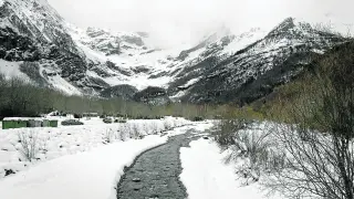 El valle de Pineta, en el Pirineo oscense, nevado.