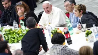 El Papa durante su almuerzo con 1.500 indigentes.