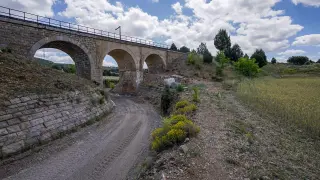 Recientes obras en el puente de la vía del tren entre Teruel y Sagunto.