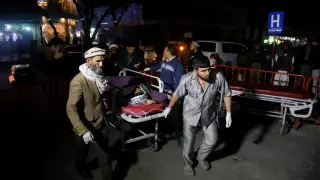 Miembros de los servicios de emergencias transportan a un herido tras un ataque suicida en Kabul.