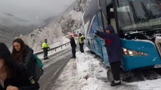 Imagen del autobús atascado.