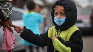 Un niño de la caravana migrante en el albergue de la ciudad de Tijuana.