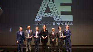 La consejera de Economía, Marta Gastón y el director gerente del IAF, Ramón Tejedor, con los representantes de las empresas ganadoras.