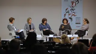 Las participantes en la mesa, Ana Gaspar, Susana Barca, Marta Garú, Rosa Fernández y Zita Hernández.