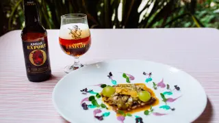 Magret de pato con hongos, uvas y caramelo de piñones y salsa de Oporto y Ambar Centeno, maridado con Ambar Export.