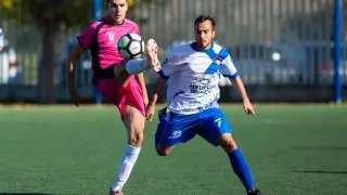 Un jugador del Seulcar San Fernando presiona a un rival del Calatayud.