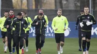 Los jugadores de la SD Huesca, corren durante el entrenamiento del jueves.