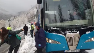 El autobús escolar se quedó atascado en la A-136 el pasado 20 de noviembre tras una nevada