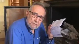El diputado podemista Pedro Arrojo quema su recibo del ICA