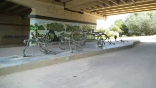 La escultura 'La carreta del agua', antes de ser destrozada, cuando estaba instalada bajo el puente de La Almozara.