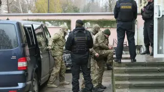 Varios oficiales de la Armada ucraniana llegan escoltados a un tribunal en Crimea.