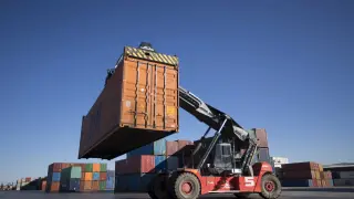 Descarga del primer contenedor que llegó en tren desde China a la Terminal Marítima de Zaragoza, el pasado mes de diciembre.