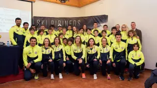 Deportistas y técnicos del CETDI Aragón esquí alpino y fondo junto a los deportistas de las Aulas de Tecnificación.