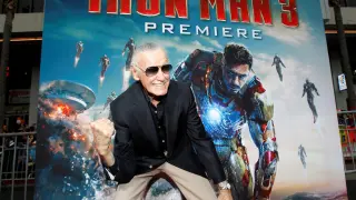 Stan Lee posa en el estreno de 'Iron Man 3' en una imagen tomada en el Capitan Theatre de Hollywood, en 2013