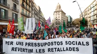 Miles de trabajadores públicos de la Generalitat se manifiestan en Barcelona contra los recortes.