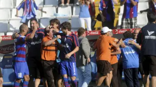 Futbolistas y técnicos celebran la permanencia lograda en Vigo en 2010.