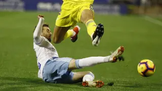 Alberto Benito trata de frenar a un jugador del Cádiz.