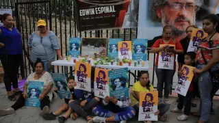 Un grupo en apoyo a Berta Cáceres se ha concentrado a las puertas del juzgado.
