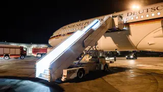 El avión de Merkel, en la pista del aeropuerto de Colonia donde se vio obligado a aterrizar por una avería.