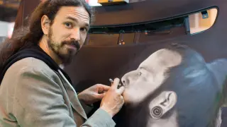 El artista oscense David Gatta, pintando con aerógrafo un capó.