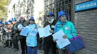Los integrantes de la RAPA muestran sus reclamaciones con el ICA, ayer a las puertas del Pignatelli.