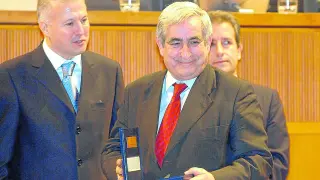 Francisco Pina izqda. entrega a Cisneros la medalla de las Cortes en el 25 aniversario de la Constitución.