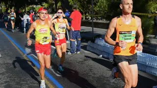 Alicia Pérez en el maratón de ayer, acompañada de su liebre Nacho Cáceres (izquierda).