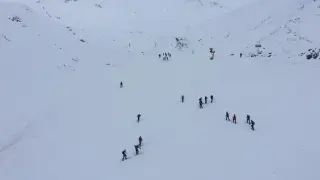 Astún, que estaba este fin de semana cerrada, recibió a cientos de esquiadores de montaña