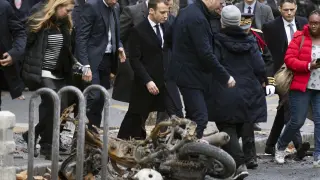 Macron, visitanto la zona de las protestas.