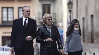 La exalcaldesa, acompañada de su abogado, Santiago Palazón, a su llegada a la Audiencia de Zaragoza este lunes.