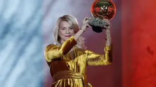 Ada Hegerberg posando con su trofeo