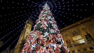 Cada año, más de 10.000 personas depositan sus esperanzas para el año que está por llegar en el Árbol de los Deseos, uno de los atractivos de la Muestra Navideña de Zaragoza.