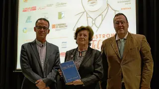 Ymelda Moreno, con un libro de Bardají, junto a Javier García Antón (dcha.), del 'Diario del Alto Aragón' y Felipe Puy, de Radio Binéfar.