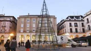Instalación del árbol de Navidad en la plaza López Allué.