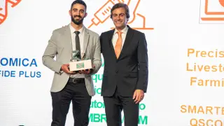 Raúl Pellicer, a la izquierda, recoge el premio Porc d'Or a la innovación.