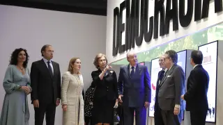 Los reyes Juan Carlos y Sofía han inaugurado este martes en CaixaForum Madrid una exposición sobre el 40 aniversario de la Constitución.
