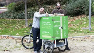 Ángel Sánchez, CEO de Revoolt, y Guillermo Sanz, cofundador de Ciclolutions con el nuevo triciclo.