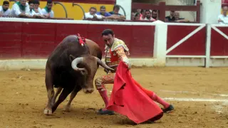 Enrique Ponce durante la faena de uno de los toros el pasado 12 de agosto en la plaza de Huesca.