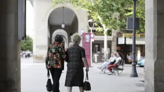 Dos ancianas caminan por una céntrica calle de Zaragoza