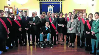 Los premiados, junto a los miembros de la corporación municipal de Tarazona.